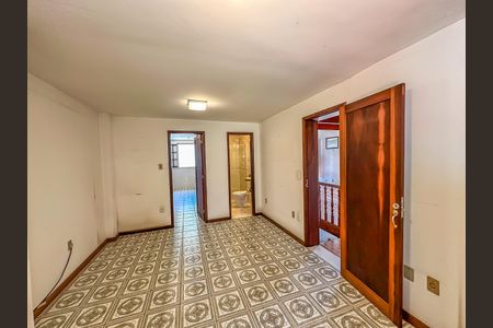 Casa à venda com 307m², 4 quartos e 2 vagas Casa à venda com 307m², 4 quartos e 2 vagasCorredor