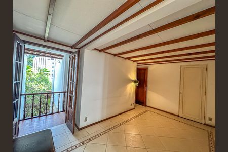 Casa à venda com 307m², 4 quartos e 2 vagas Casa à venda com 307m², 4 quartos e 2 vagasCorredor