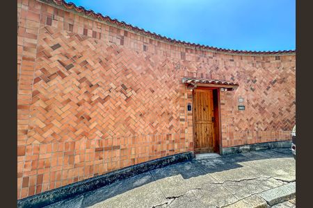 Casa à venda com 307m², 4 quartos e 2 vagas Casa à venda com 307m², 4 quartos e 2 vagasFachada