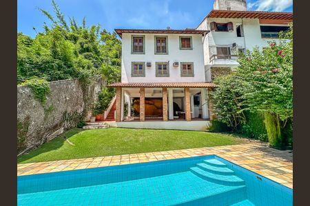 Casa à venda com 307m², 4 quartos e 2 vagas Casa à venda com 307m², 4 quartos e 2 vagasÁrea comum