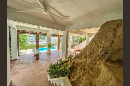 Casa à venda com 307m², 4 quartos e 2 vagas Casa à venda com 307m², 4 quartos e 2 vagasÁrea comum