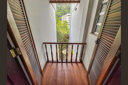 Casa à venda com 307m², 4 quartos e 2 vagas Casa à venda com 307m², 4 quartos e 2 vagasCorredor