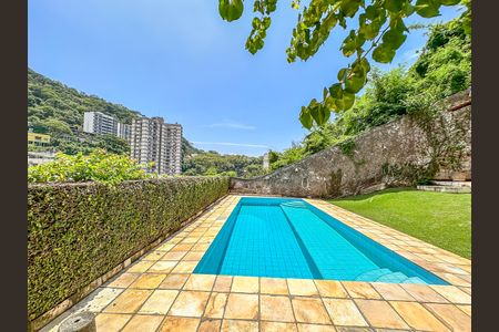 Casa à venda com 307m², 4 quartos e 2 vagas Casa à venda com 307m², 4 quartos e 2 vagasÁrea comum