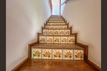 Casa à venda com 307m², 4 quartos e 2 vagas Casa à venda com 307m², 4 quartos e 2 vagasEscada