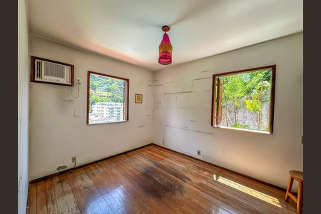 Casa à venda com 307m², 4 quartos e 2 vagas Casa à venda com 307m², 4 quartos e 2 vagasQuarto 3