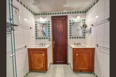 Casa à venda com 307m², 4 quartos e 2 vagas Casa à venda com 307m², 4 quartos e 2 vagasBanheiro Social 2