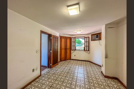 Casa à venda com 307m², 4 quartos e 2 vagas Casa à venda com 307m², 4 quartos e 2 vagasCorredor