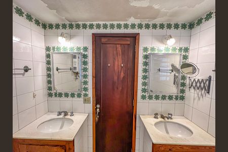 Casa à venda com 307m², 4 quartos e 2 vagas Casa à venda com 307m², 4 quartos e 2 vagasBanheiro Social 2