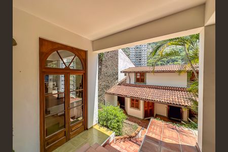 Casa à venda com 307m², 4 quartos e 2 vagas Casa à venda com 307m², 4 quartos e 2 vagasÁrea comum