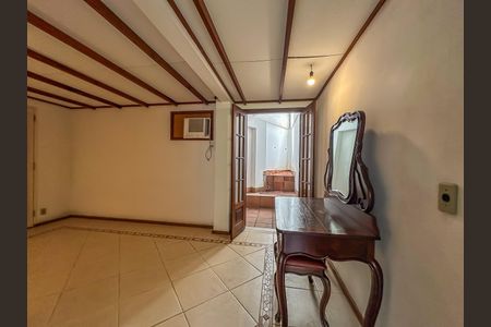 Casa à venda com 307m², 4 quartos e 2 vagas Casa à venda com 307m², 4 quartos e 2 vagasCorredor