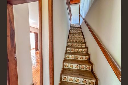 Casa à venda com 307m², 4 quartos e 2 vagas Casa à venda com 307m², 4 quartos e 2 vagasEscada