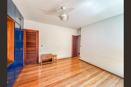 Casa à venda com 307m², 4 quartos e 2 vagas Casa à venda com 307m², 4 quartos e 2 vagasSuíte