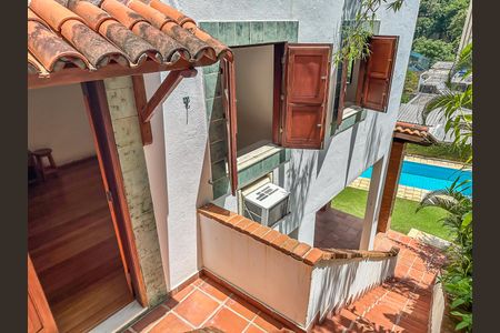 Casa à venda com 307m², 4 quartos e 2 vagas Casa à venda com 307m², 4 quartos e 2 vagasÁrea comum