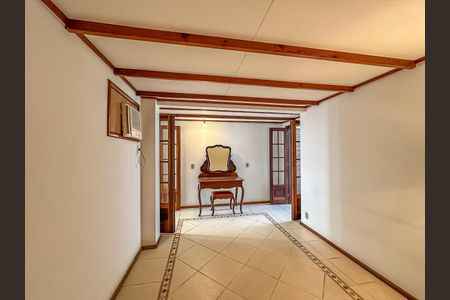 Casa à venda com 307m², 4 quartos e 2 vagas Casa à venda com 307m², 4 quartos e 2 vagasCorredor