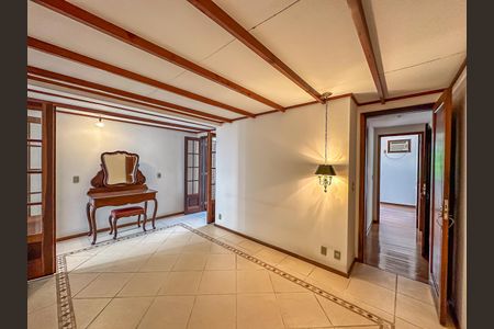 Casa à venda com 307m², 4 quartos e 2 vagas Casa à venda com 307m², 4 quartos e 2 vagasCorredor