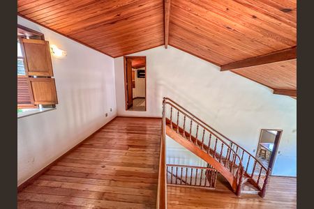 Casa à venda com 307m², 4 quartos e 2 vagas Casa à venda com 307m², 4 quartos e 2 vagasCorredor