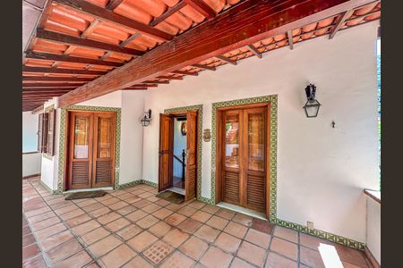 Casa à venda com 307m², 4 quartos e 2 vagas Casa à venda com 307m², 4 quartos e 2 vagasVaranda Corredor