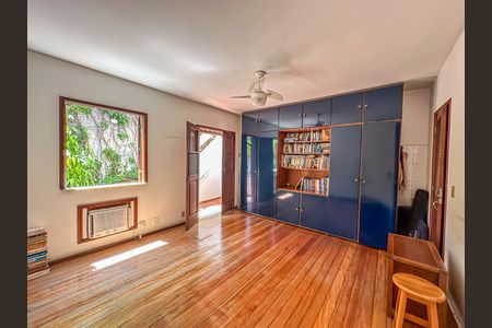 Casa à venda com 307m², 4 quartos e 2 vagas Casa à venda com 307m², 4 quartos e 2 vagasSuíte