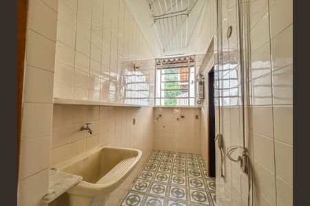 Casa à venda com 307m², 4 quartos e 2 vagas Casa à venda com 307m², 4 quartos e 2 vagasÁrea de Serviço