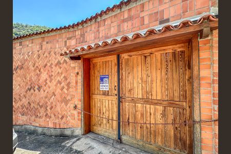 Casa à venda com 307m², 4 quartos e 2 vagas Casa à venda com 307m², 4 quartos e 2 vagasFachada