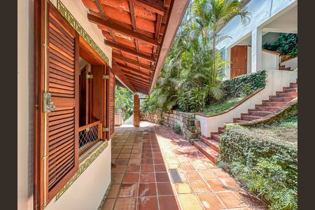 Casa à venda com 307m², 4 quartos e 2 vagas Casa à venda com 307m², 4 quartos e 2 vagasVaranda Corredor