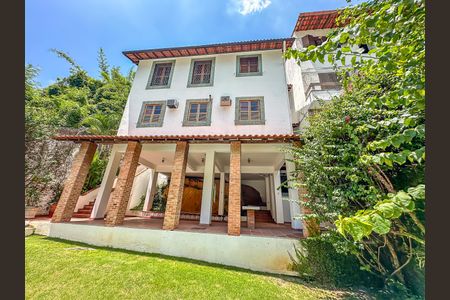 Casa à venda com 307m², 4 quartos e 2 vagas Casa à venda com 307m², 4 quartos e 2 vagasÁrea comum