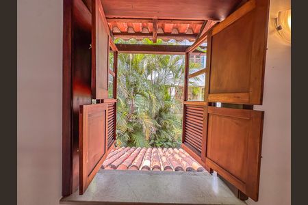 Casa à venda com 307m², 4 quartos e 2 vagas Casa à venda com 307m², 4 quartos e 2 vagasCorredor