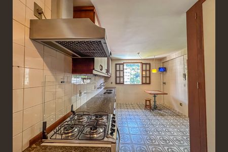 Casa à venda com 307m², 4 quartos e 2 vagas Casa à venda com 307m², 4 quartos e 2 vagasCozinha