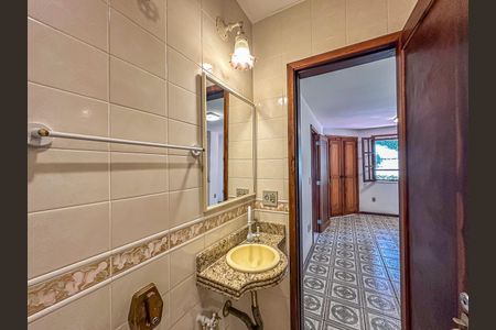 Casa à venda com 307m², 4 quartos e 2 vagas Casa à venda com 307m², 4 quartos e 2 vagasBanheiro Social