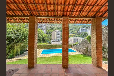 Casa à venda com 307m², 4 quartos e 2 vagas Casa à venda com 307m², 4 quartos e 2 vagasÁrea comum