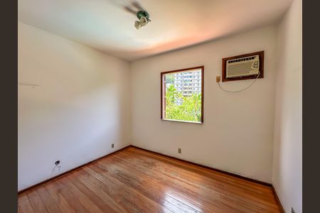 Casa à venda com 307m², 4 quartos e 2 vagas Casa à venda com 307m², 4 quartos e 2 vagasQuarto 2