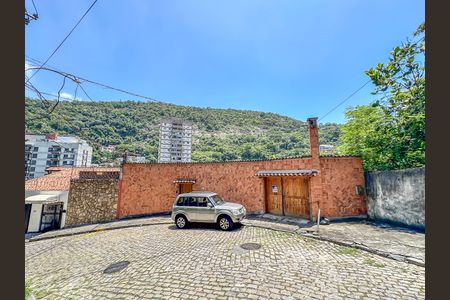 Casa à venda com 307m², 4 quartos e 2 vagas Casa à venda com 307m², 4 quartos e 2 vagasFachada