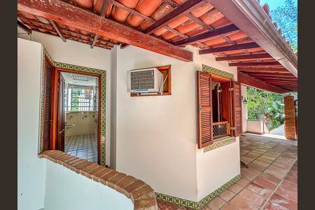 Casa à venda com 307m², 4 quartos e 2 vagas Casa à venda com 307m², 4 quartos e 2 vagasVaranda Corredor