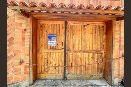 Casa à venda com 307m², 4 quartos e 2 vagas Casa à venda com 307m², 4 quartos e 2 vagasFachada