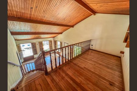 Casa à venda com 307m², 4 quartos e 2 vagas Casa à venda com 307m², 4 quartos e 2 vagasCorredor