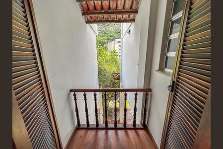 Casa à venda com 307m², 4 quartos e 2 vagas Casa à venda com 307m², 4 quartos e 2 vagasCorredor
