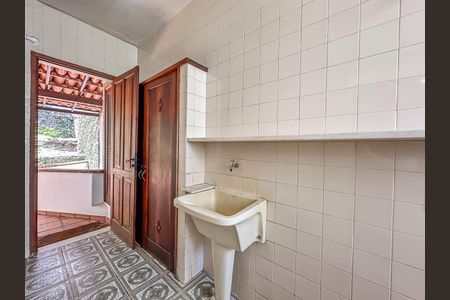 Casa à venda com 307m², 4 quartos e 2 vagas Casa à venda com 307m², 4 quartos e 2 vagasÁrea de Serviço