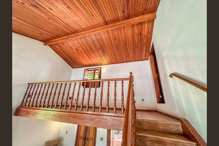 Casa à venda com 307m², 4 quartos e 2 vagas Casa à venda com 307m², 4 quartos e 2 vagasCorredor