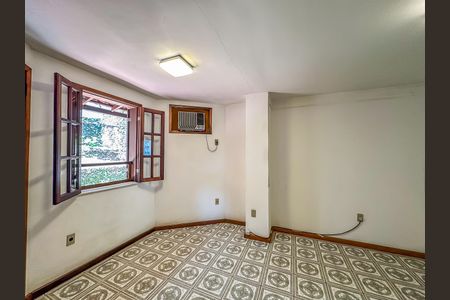 Casa à venda com 307m², 4 quartos e 2 vagas Casa à venda com 307m², 4 quartos e 2 vagasCorredor