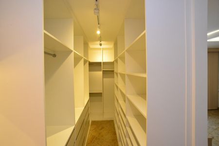 Apartamento à venda com 251m², 4 quartos e 2 vagasCloset da Suíte 2