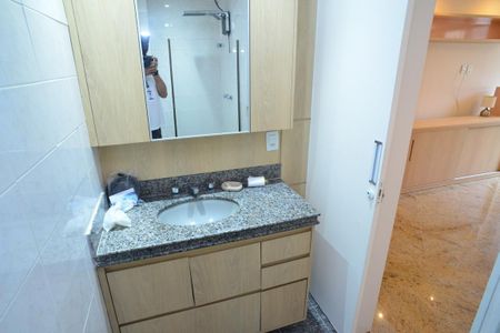 Apartamento à venda com 251m², 4 quartos e 2 vagasBanheiro da Suíte 2