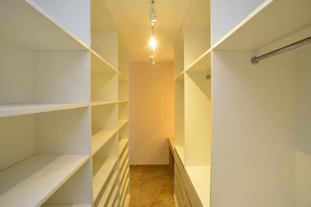 Apartamento à venda com 251m², 4 quartos e 2 vagasCloset da Suíte 2