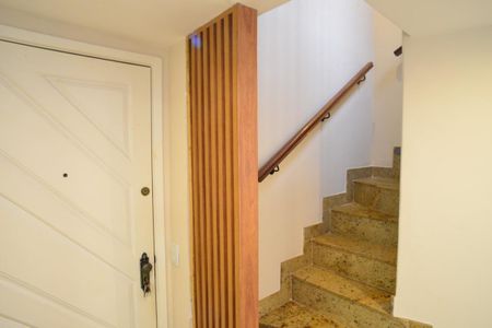 Apartamento à venda com 251m², 4 quartos e 2 vagasEscada