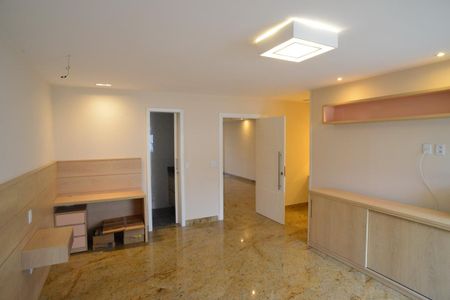 Apartamento à venda com 251m², 4 quartos e 2 vagasSuíte 2
