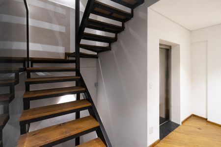 Casa para alugar com 355m², 4 quartos e 4 vagas Casa para alugar com 355m², 4 quartos e 4 vagasEscada