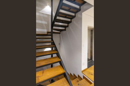 Casa para alugar com 355m², 4 quartos e 4 vagas Casa para alugar com 355m², 4 quartos e 4 vagasEscada