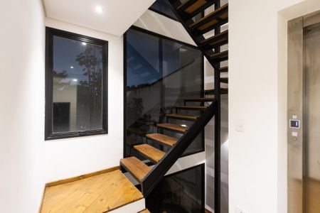 Casa para alugar com 355m², 4 quartos e 4 vagas Casa para alugar com 355m², 4 quartos e 4 vagasEscada