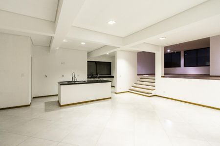 Casa para alugar com 355m², 4 quartos e 4 vagas Casa para alugar com 355m², 4 quartos e 4 vagasCozinha
