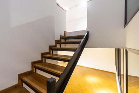 Casa para alugar com 355m², 4 quartos e 4 vagas Casa para alugar com 355m², 4 quartos e 4 vagasEscada