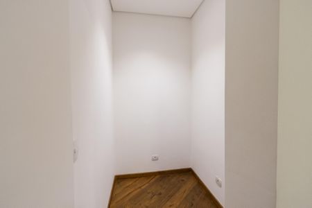 Casa para alugar com 355m², 4 quartos e 4 vagas Casa para alugar com 355m², 4 quartos e 4 vagasCloset da Suite 3